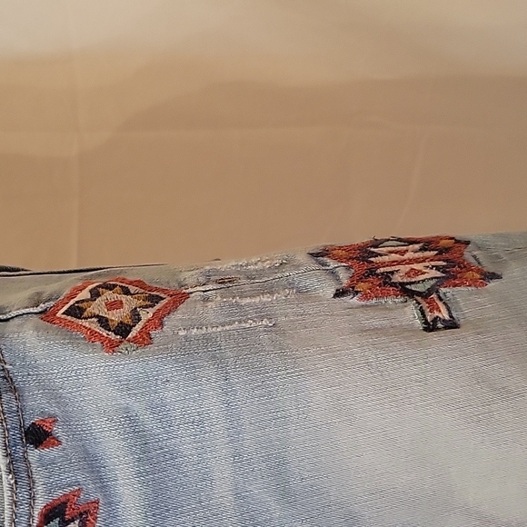 Jessica Simpson distressed embroidered jeans - Picture 2 of 5